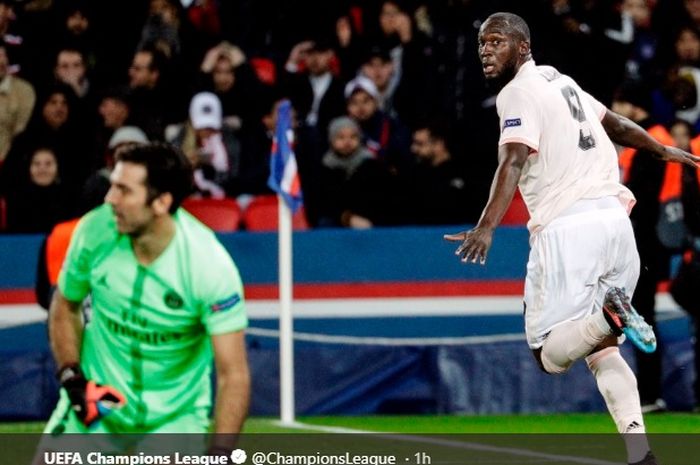 Ekspresi kiper Paris Saint-Germain, Gianluigi Buffon (kiri), seusai dibobol striker Manchester United, Romelu Lukaku, dalam laga leg kedua babak 16 besar Liga Champions di Stadion Parc des Princes, 6 Maret 2019.