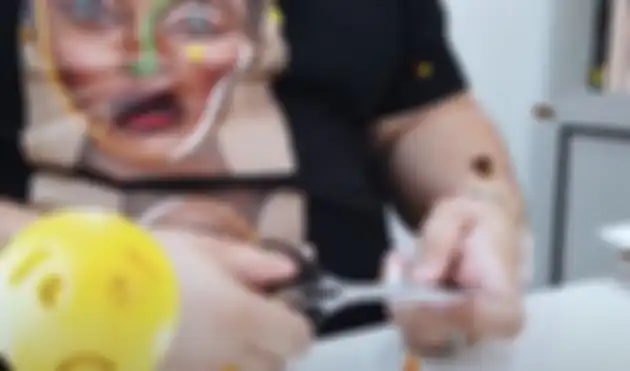 Ivan Gunawan menggunting kartu kredit yang limitnya bisa pakai buat beli mobil (Youtube Ivan Gunawan)