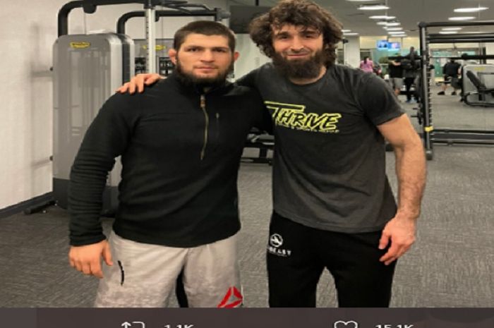 Mantan juara kelas ringan UFC Khabib Nurmagomedov (kiri) berfoto bersama dengan jagoan peringkat 3 kelas bulu UFC Zabit Magomedsharipov (Kanan) (5/4/2021)