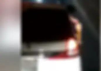 Sok Jagoan! Pengendara Mobil Tenteng Kampak Sambil Nyetir Bikin Geger, Pemotor Ketakutan