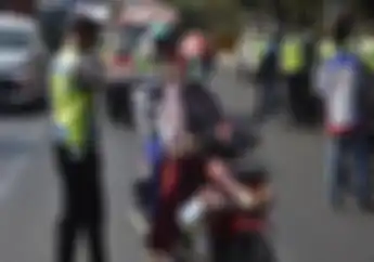 Beneran Nih, Motor Gak Punya Stiker Hologram Ini Bisa Ditilang Polisi?