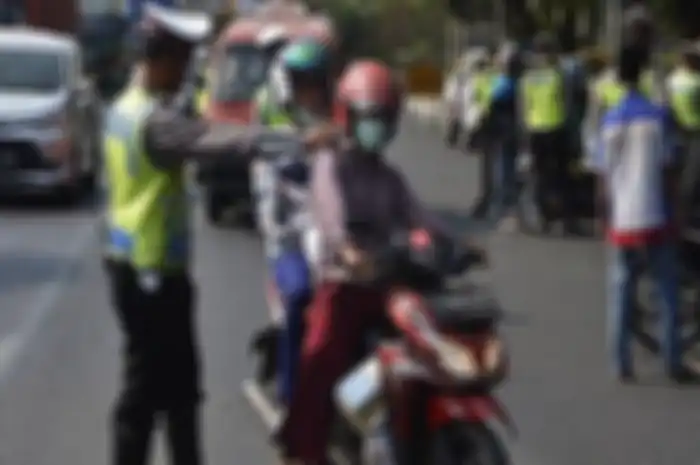 Beneran nih, motor yang tidak mempunyai stiker hologram ini bisa ditilang polisi? Emang stiker hologram apa sih?
