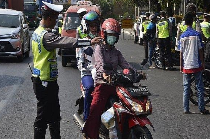 Beneran nih, motor yang tidak mempunyai stiker hologram ini bisa ditilang polisi? Emang stiker hologram apa sih?