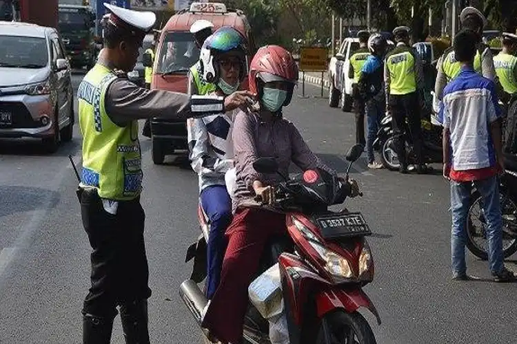Beneran Nih, Motor Gak Punya Stiker Hologram Ini Bisa Ditilang Polisi?