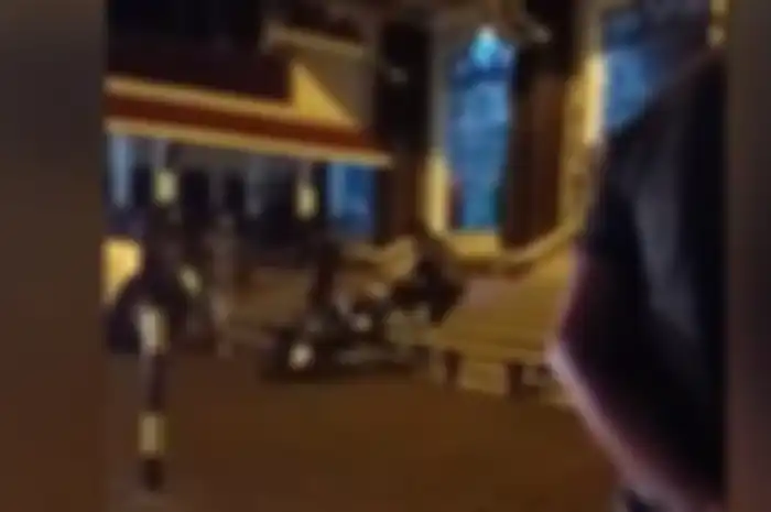 Pemotor banting dan rusak motornya usai ditegur marbot Masjid di Tasikmalaya, Jabar.