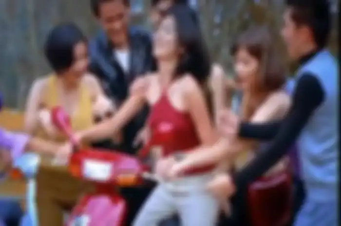 Tajir melintir dan makin top, aksi Agnes Monica saat bintangi iklan motor matic bikin gemes.
