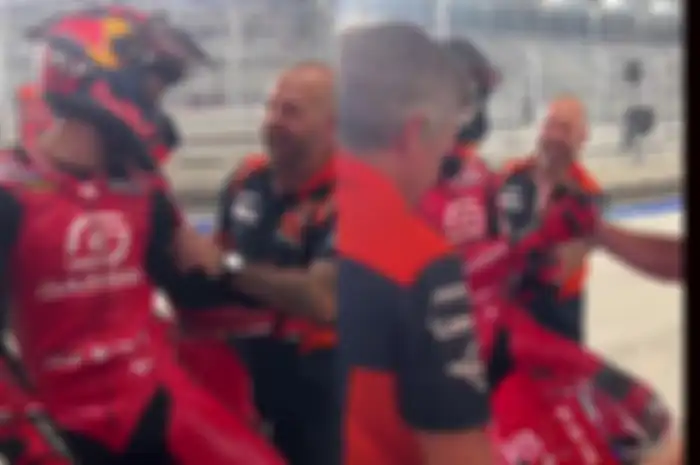 Rookie of the year musim ini Augusto Fernandez dibikin bingung balik ke pit kok malah dikerubungi kru skuat KTM pabrikan dan bukan GasGas Factory Racing Tech3