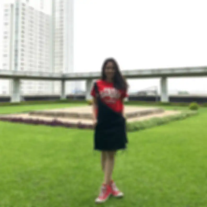 OOTD Tissa Biani dengan high top sneakers Converse merah