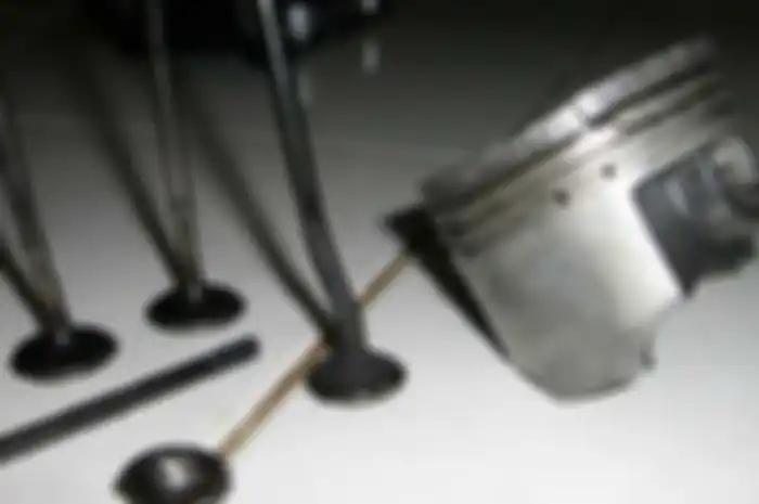 Ilustrasi piston motor jebol.