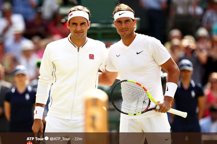 Roger Federer (kiri) dan Rafael Nadal (kanan) berpose bersama jelang melakoni partai semifinal Wimbledon 2019, Jumat (12/7/2019)