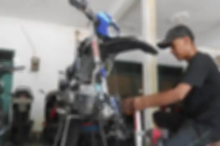 Pemilik bengkel motor di Klaten kasih servis gratis motor milik pelajar. Ini alasannya.