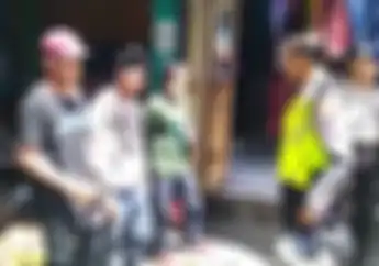 Video Pengguna Knalpot Brong Ditangkap dan Disemprot Polisi 'Kalian Gak Punya Otak'...   
