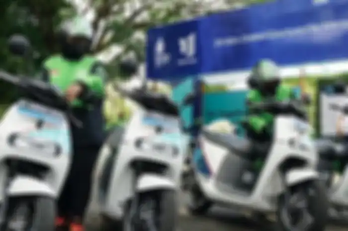 Ilustrasi driver ojol naik motor listirk. 