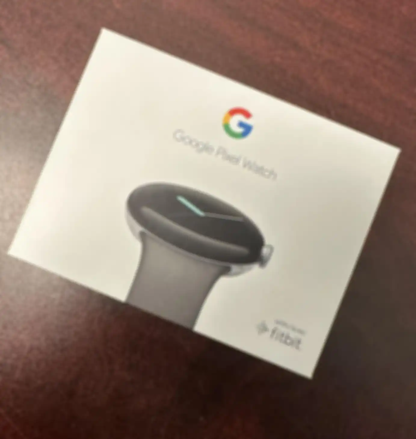 Tampilan penampang depan box Google Pixel Watch yang bertuliskan 