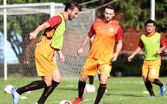 Marco Motta dan Marc Klok ketika menjalani latihan skuad Persija Jakarta di Lapangan Sutasoma Halim, Jakarta Timur (9/3/2020)