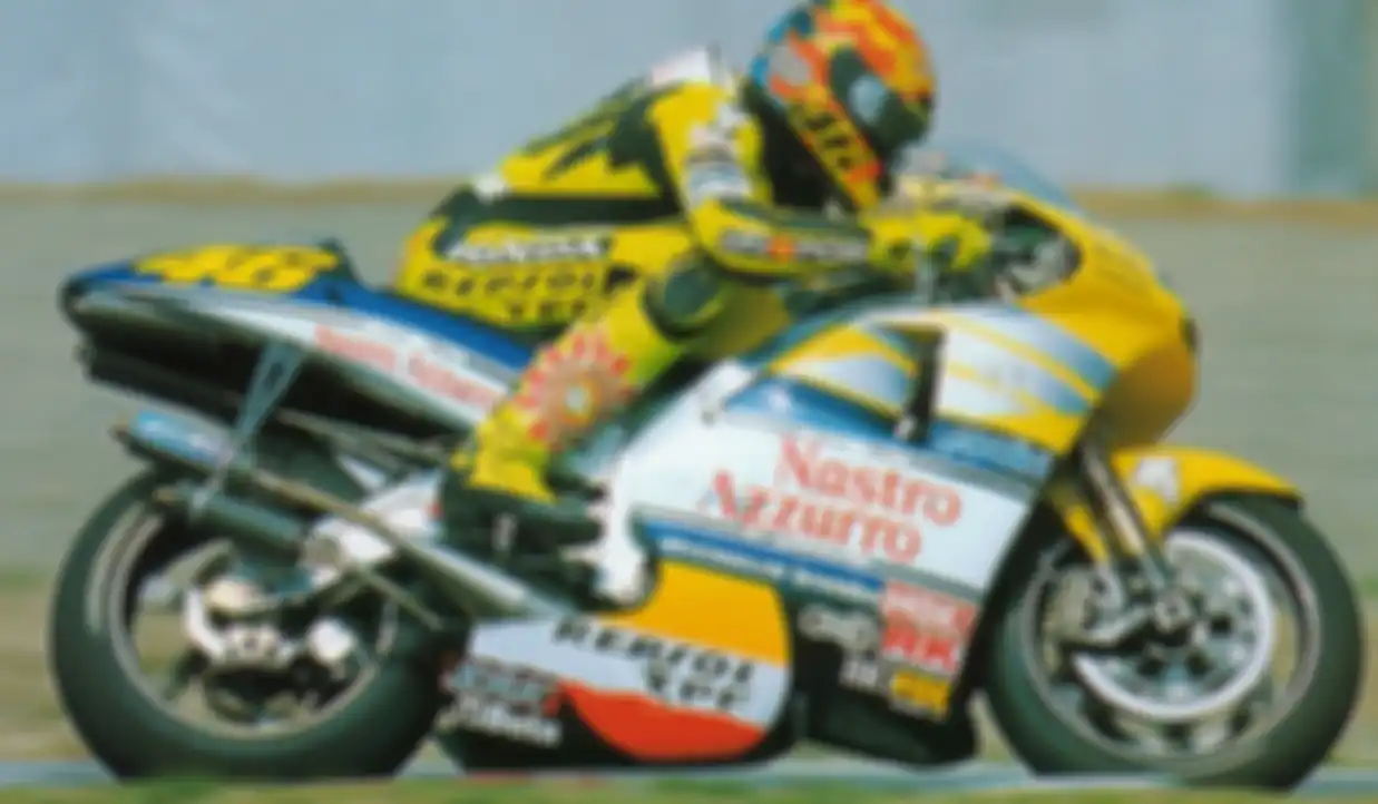 Valentino Rossi saat bersama Nastro Azzurro Honda dengan NSR500