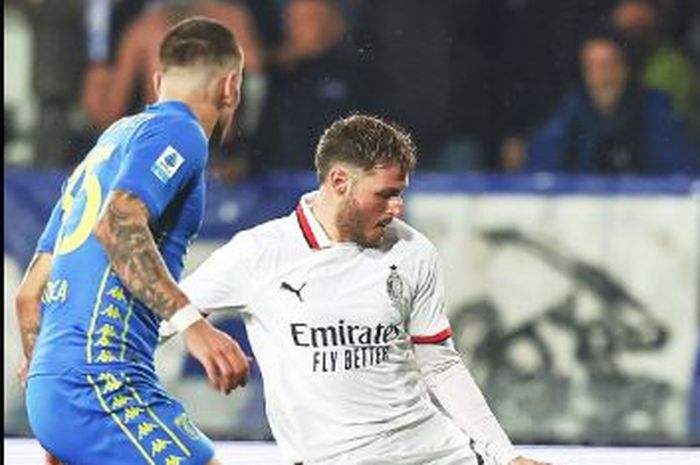 Santiago Gimenez mencetak gol debut bersama AC Milan ke gawang Empoli.