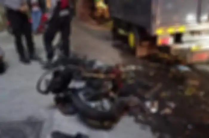 Bentrok antar dua kelompok massa pecah di Muntilan. 11 motor dibakar dan tiga rumah rusak berat.