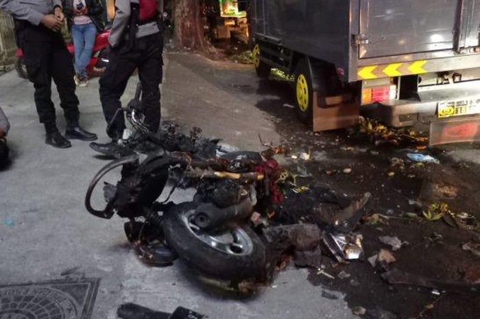 Bentrok antar dua kelompok massa pecah di Muntilan. 11 motor dibakar dan tiga rumah rusak berat.