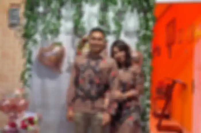 Aprilio Manganang dan istri
