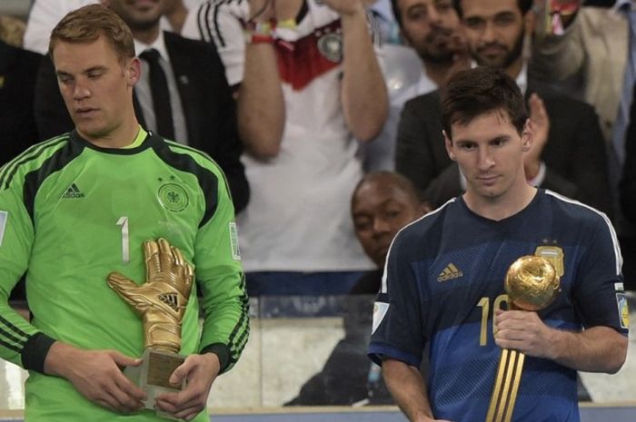 Lionel Messi (kanan) saat menerima trofi Bola Emas di Piala Dunia 2014.