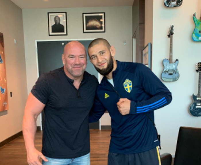 Presiden UFC, Dana White (kiri) dan Khamzat Chimaev (kanan). 