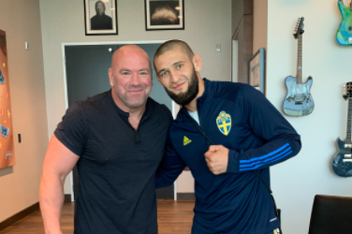 Presiden UFC, Dana White (kiri) dan Khamzat Chimaev (kanan). 