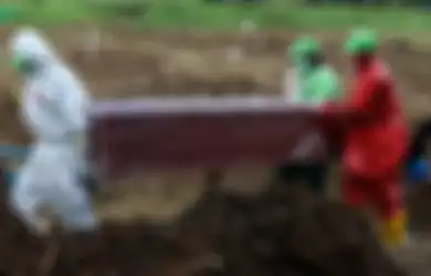 Deg-degan Bak Nonton Sinetron Azab, Viral Detik-detik Petugas Pemakaman Terjatuh di Liah Lahat Bersama Peti Jenazah, Warga Sontak Berteriakan