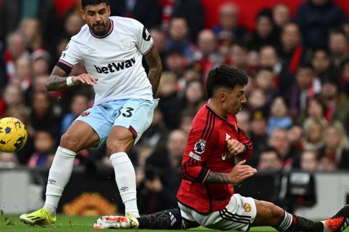 Lisandro Martinez (kanan) mengalami cedera saat Manchester United mengalahkan West Ham United pada Liga Inggris 2023-2024.