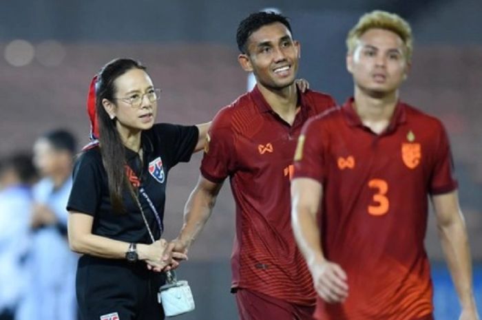 Manajer Timnas Thailand Madam Pang menyalami striker Teerasil Dangda seusai menekuk Brunei di Piala AFF 2022.