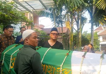 Uya Kuya Gotong Keranda Jenazah Ayahanda untuk Disalatkan