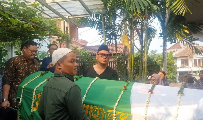 Uya Kuya gotong keranda jenazah ayah untuk disalatkan di masjid kawasan Duren Sawit, Jakarta Timur, Rabu (30/10/2024).