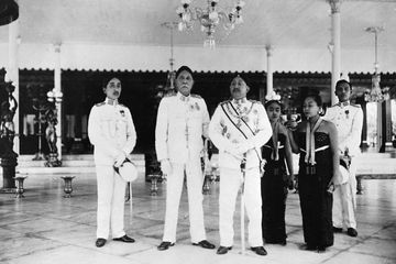 Sri Susuhunan Pakubuwana X bersama Sri Sultan Hamengkubuwana VII, KGPAA. Paku Alam VII, dan putra mahkota Kesultanan Yogyakarta di Keraton Surakarta.