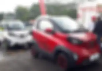 Muat 2 Orang Gak Kehujanan Bertenaga Listrik, Kendaraan Mini Ini Lebih Murah dari Kawasaki ZX-25R