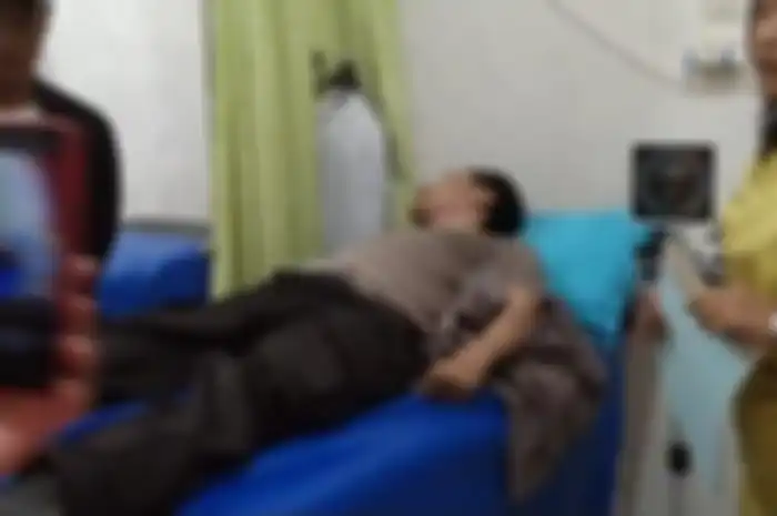 Seorang oknum polisi diduga merangkap jadi  maling motor, rampas motor milik warga dengan modus razia. Langsung dihakimi massa.