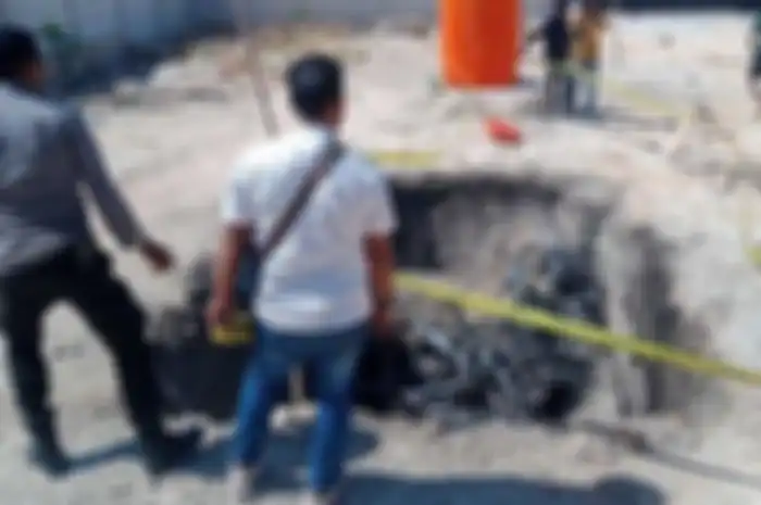 Lokasi motor Honda Vario 150 milik wartawan yang dibakar massa saat kericuhan pecah di Kupang.