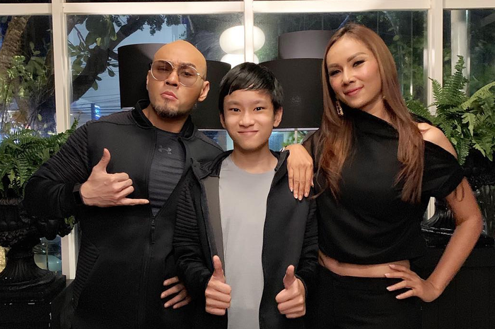 Potret harmonis Azka Corbuzier dan orangtuanya, Deddy Corbuzier dan Kalina Oktarani