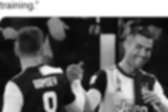 Megabintang Juventus, Cristiano Ronaldo, dan rekan setimnya, Aaron Ramsey.