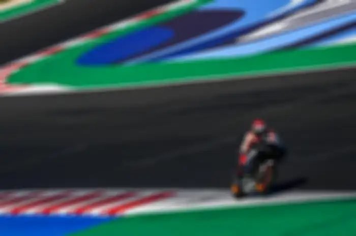 Pembalap Repsol Honda, Marc Marquez udah menggunakan motor baru untuk musim 2022 masih keok sama Francesco Bagnaia di Tes MotoGP Misano 2021.