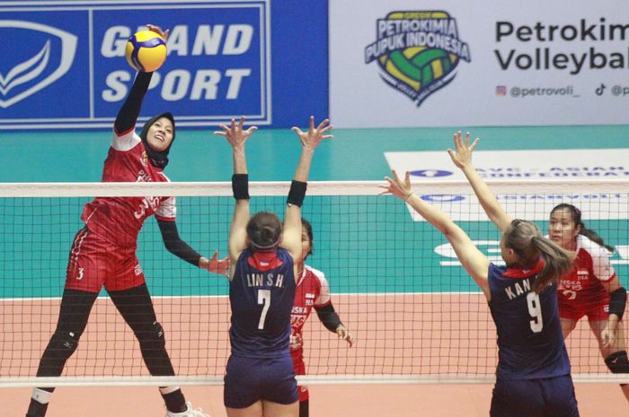 Opposite timas bola voli putri Indonesia, Megawati Hangestri Pertiwi, melakukan spike saat pertandingan menghadapi Taiwan pada semifinal AVC Challenge Cup 2023 di GOR Tri Dharma, Gresik, Jawa Timur, 24 Juni 2023.