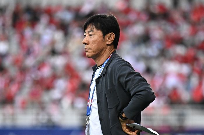 Ekspresi Shin Tae-yong saat Timnas U-23 Indonesia harus mengakui keunggulan Uzbekistan 0-2 dalam semifinal Piala Asia U-23 2024, Senin (29/4/2024).