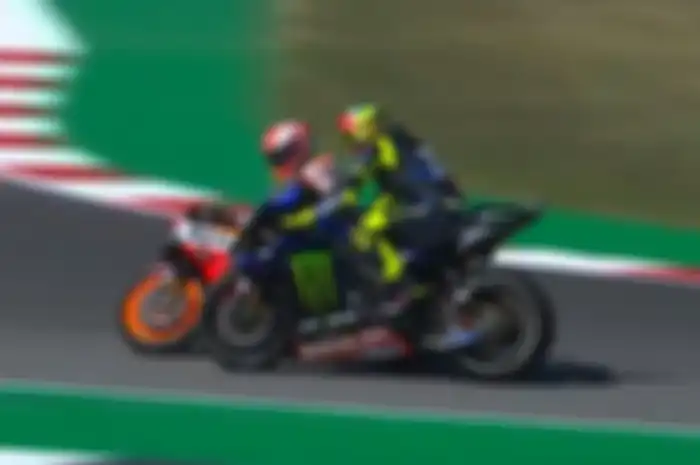 Valentino Rossi dan Marc Marquez nyaris saling senggol di FP4 MotoGP Misano 2019