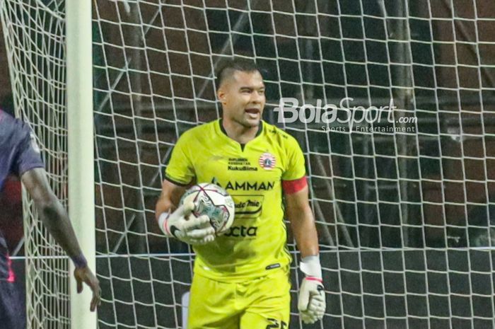 Kiper Persija Jakarta, Andritany Ardhiyasa (kanan), sedang menguasai bola ketika bertanding di Stadion Wibawa Mukti, Cikarang, Jawa Barat, 16 Juli 2022.