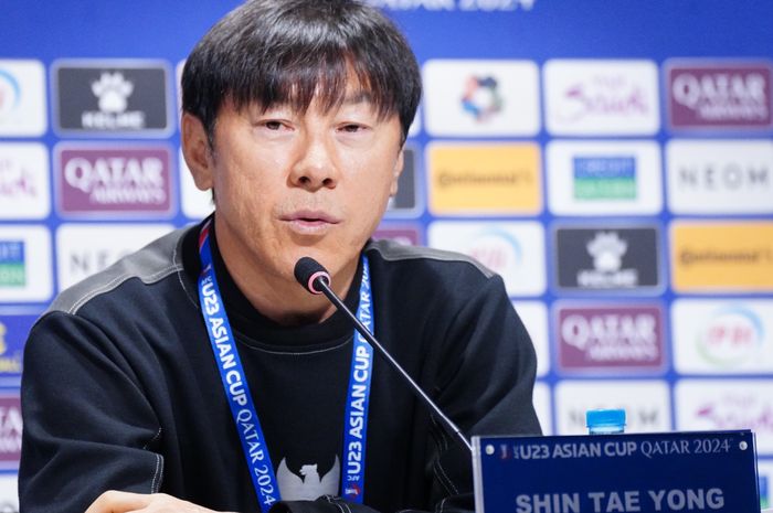 Pelatih timnas U-23 Indonesia, Shin Tae-yong saat konferensi pers sebelum Piala Asia U-23 2024, Minggu (14/4/2024)