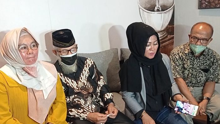 Keluarga Medina Zein saat ditemui di kawasan Senayan, Jakarta Selatan, Senin (16/5/2022).