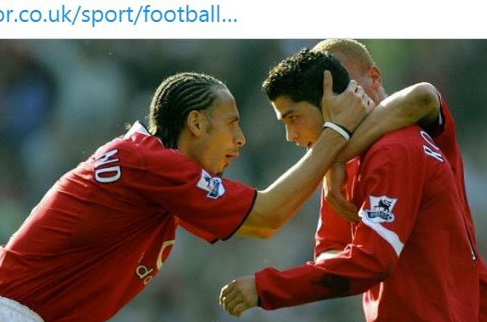 Bek Manchester United, Rio Ferdinand, memegang kepala Cristiano Ronaldo.