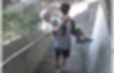 Tuai Pujian, Cowok Ini Rela Gendong dan Turuni Bukit Demi Antar Kakeknya Vaksinasi Covid-19