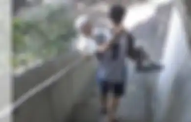 Tuai Pujian, Cowok Ini Rela Gendong dan Turuni Bukit Demi Antar Kakeknya Vaksinasi Covid-19