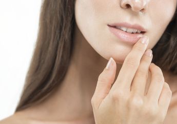 Cewek-cewek Wajib Tahu! Cuma Pakai Lemon sampai Kunyit, Kamu Bakal Punya Bibir Merah Muda Alami Loh