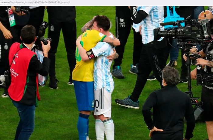 Momen mesra Lionel Messi dan Neymar selepas final Copa America 2021.